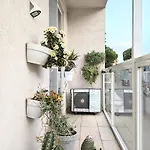 Central Private En-Suite With Balcony In Shared Residence